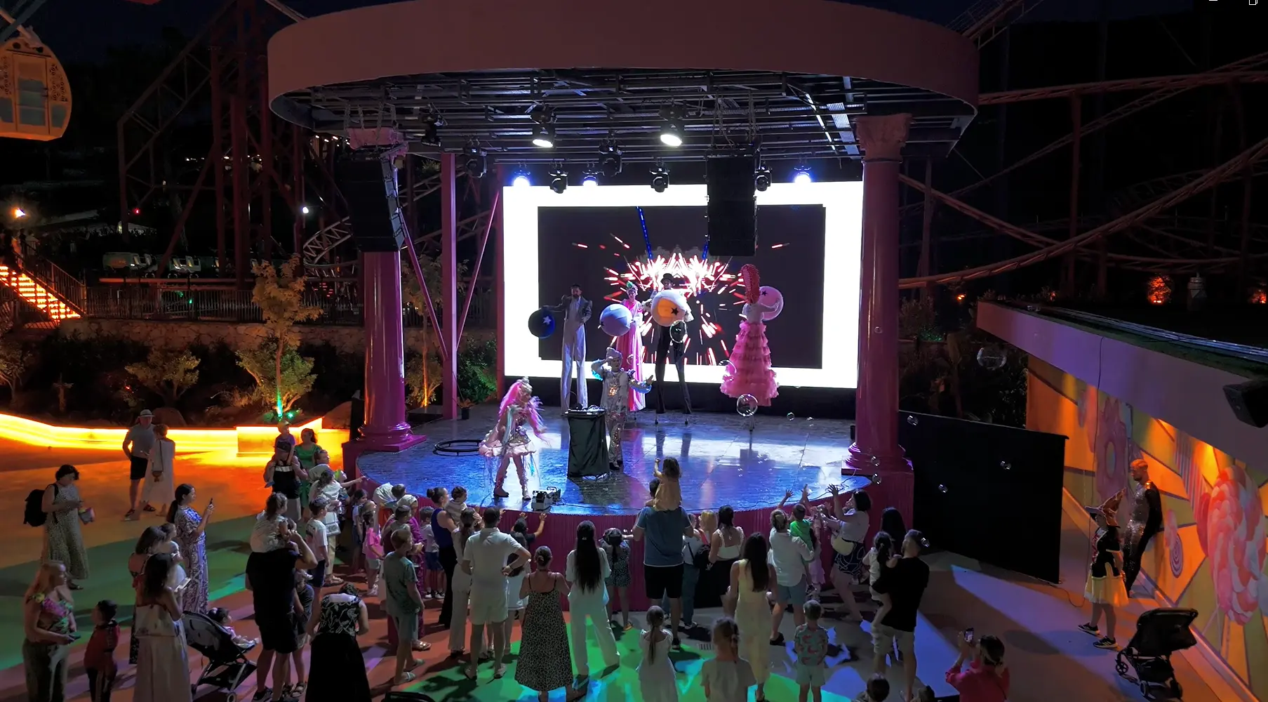 Amfi Tiyatro Çocuk Gösterileri ve Mini Disko